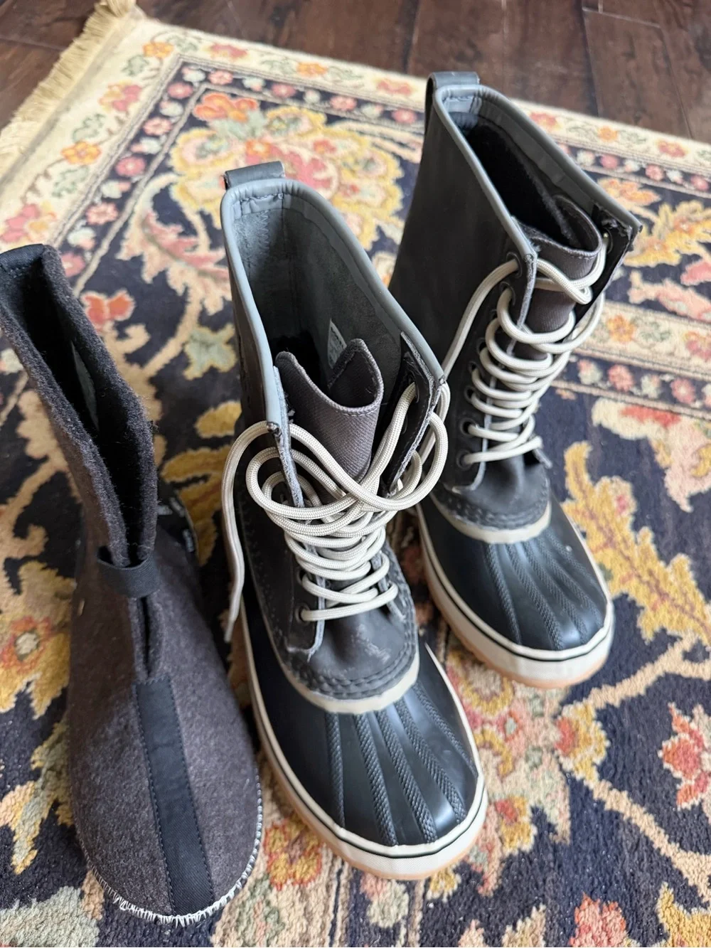 Size 8 Sorel Women’s Black and Tan Waterproof Lace-Up Winter Boots